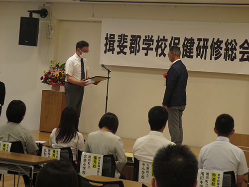 「ピノキオ薬局　池田店」の金森店長が、揖斐郡学校保健会様から感謝状を受けました。