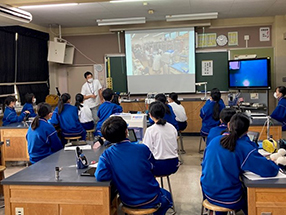 岐阜市立長森南中学校で2年生の方を対象とした「働く人と語る会」でピノキオ薬局の薬剤師が、講師をさせて頂きました。